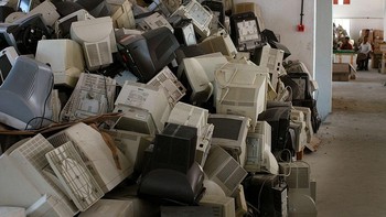 Salah satu limbah yang mengandung merkuri adalah jutaan ton monitor datar yang dikirimkan oleh perusahaan pengolah limbah elektronik asal AS bernama Total Reclaim ke Hong Kong. Limbah tersebut membahayakan para pekerja yang bertugas membongkar panel layar tanpa pelatihan dan alat pelindung khusus. Total Reclaim kemudian diputus bersalah dalam sebuah investigasi federal di AS. Uriel Sinai/Getty Images  