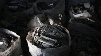 Daerah yang paling banyak menghasilkan limbah elektronik, menurut laporan GESP tersebut, adalah Asia dengan jumlah limbah elektronik mencapai 24,9 juta ton. Lalu di posisi ke-2 adalah Amerika dengan 13,1 juta ton, dan Eropa dengan 12 juta ton. Uriel Sinai/Getty Images  