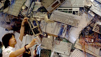 Menurut Global E-waste Statistics Partnership (GESP), jumlah limbah elektronik selama 2019 lalu mencapai 53,6 juta ton. Jika dibagi dengan jumlah penduduk di bumi, maka setiap orang menghasilkan limbah elektronik sebanyak 7,3kg. China Photos/Getty Images  