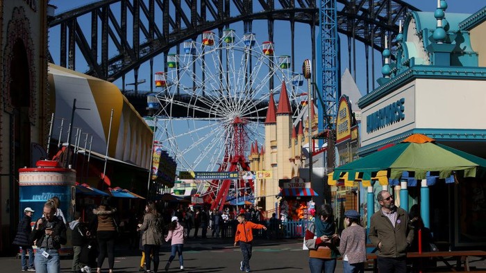 SYDNEY, AUSTRALIA - JULY 03: Showtime performers including Blip the clown and Meringue social distance during a show at Luna Park on July 03, 2020 in Sydney, Australia. Sydneys Luna Park has reopened to the public following its temporary closure on Monday 23 March in response to the COVID-19 pandemic. Restrictions on entertainment venues, weddings, community sport and other gatherings have been eased across NSW since 1 July, but strict physical distancing measures remain in place. (Photo by Lisa Maree Williams/Getty Images)