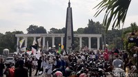 Peserta aksi sepakat dengan MUI pusat bahwa tidak dicantumkannya tap MPRS no.25/MPRS/1966 tahun 1966 merupakan pengabaian terhadap fakta sejarah yang pernah dilakukan oleh PKI di Indonesia. Memeras Pancasila menjadi trisila atau eka sila yakni gotong royong disebut sebagai upaya pengaburan dan penyimpangan pancasila itu sendiri. Secara terselubung, hal itu juga ingin melumpuhkan keberadaan sila pertama.
