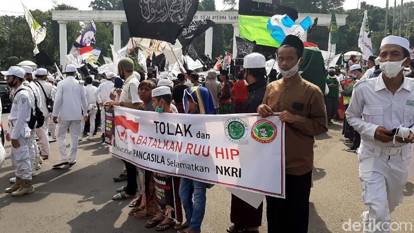 Massa dari Berbagai Elemen Kumpul di Tugu Kujang Tolak RUU HIP