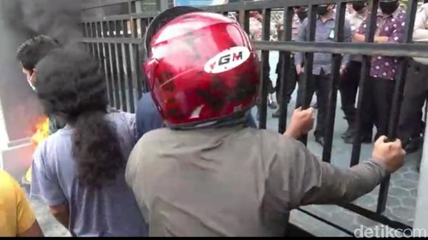 Massa yang tergabung dalam Pemuda dan Mahasiswa Sultra Bergerak di Kota Kendari menggelar aksi menolak TKA asal China (dok. Istimewa).