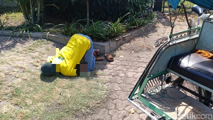 Seorang tukang becak meninggal di trotoar depan kantor BNI Bangil, Kabupaten Pasuruan. Ia meninggal dengan posisi seperti bersujud.