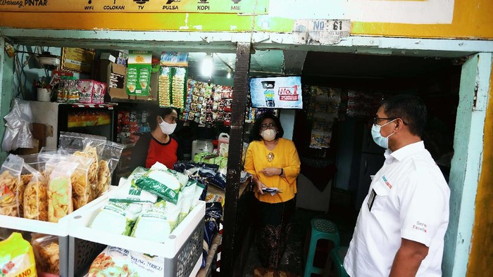 Menteri Koperasi dan UKM Teten Masduki meninjau Warung Kuning di Jakarta. Warung ini merupakan mitra aplikasi Warung Pangan.