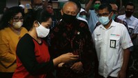 Menteri koperasi dan UKM Teten Masduki bersama Direktur Pengembangan Usaha dan Sistem Informasi BGR Logistics Tri Wahyundo Hariyatno berbincang dengan Dwi Sayekti, pemilik Warung Kuning, mitra Aplikasi Warung Pangan, di Jakarta. 