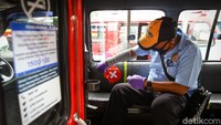 Mikrotrans Jak Lingko beroperasi dengan menerapkan protokol kesehatan, salah satunya adalah tetap menerapkan jaga jarak bagi penumpang. Jadi penumpang dilarang duduk di bangku yang bertanda silang.