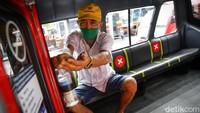 Hand sanitizer juga disiapkan untuk mensterilkan tangan penumpangdi setiap pintu masuk Mikrotrans Jak Lingko.