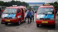 Mikrotrans Jak Lingko menunggu penumpang di Terminal Kampung Rambutan, Jakarta, Jumat (3/7/2020). 