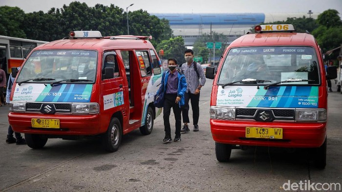 Mikrotrans Jak Lingko Kembali Beroperasi Penumpang menunggu di dalam angkuran umum Mikrotrans Jak Lingko di Terminal Kampung Rambutan, Jakarta, Jumat (3/7/2020). Salah satu operator Jak Lingko, Koperasi Wahana Kalpika (KWK) kembali beroperasi sejak 1 Juli 2020 kemarin.