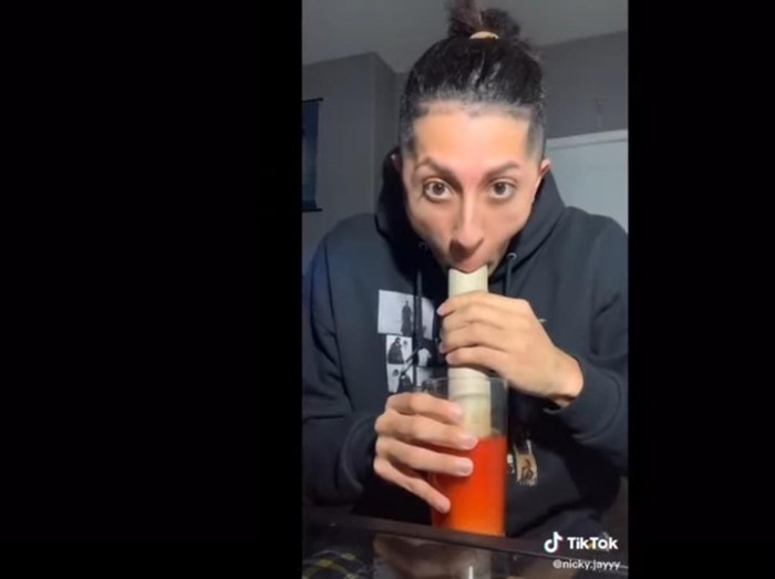 minum pakai sedotan besar