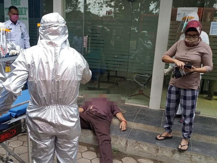Warga di kompleks perkantoran Mejobo, Kudus dihebohkan dengan seorang pria yang meninggal mendadak di area ATM.