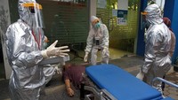 Warga di kompleks perkantoran Mejobo, Kudus dihebohkan dengan seorang pria yang meninggal mendadak di area ATM. Belakangan diketahui pria itu merupakan mantan Ketua DPC Demokrat Kudus periode 2004-2010, Ngatmin Ali Manda (55).