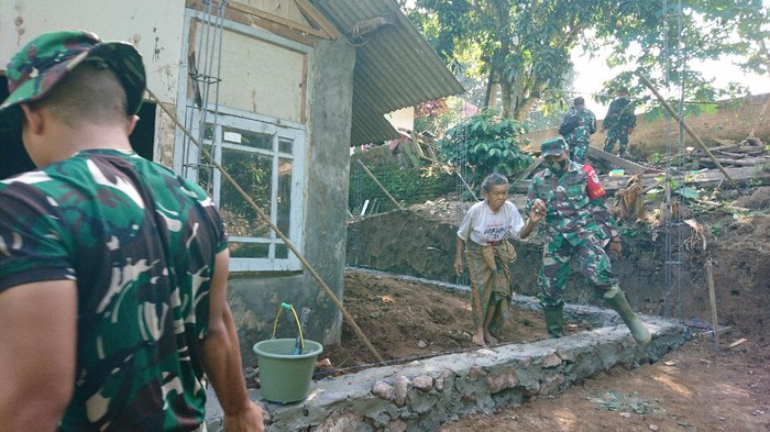 Nenek Sarfiah dibantu TNI bangun rumahnya yang tak layak huni