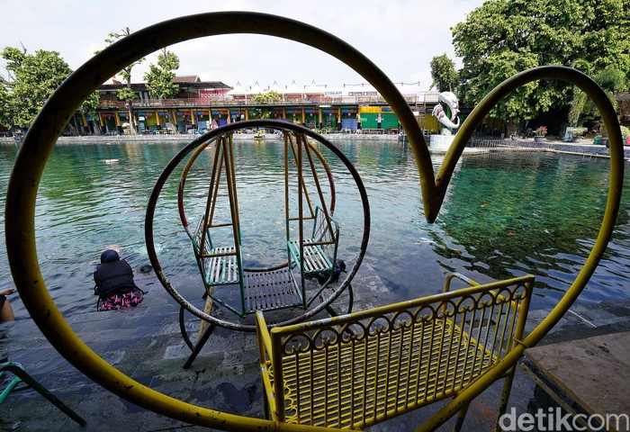 Pandemi COVID-19 membuat objek wisata Umbul Ponggok di kawasan Klaten ditutup. Penutupan dilakukan guna mencegah penyebaran virus Corona.