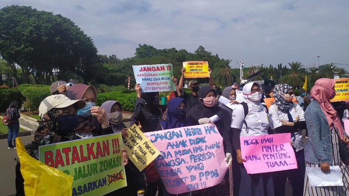 Ortu murid demo di Taman Pandang, Jakarta meminta PPDB DKI 2020 dibatalkan.