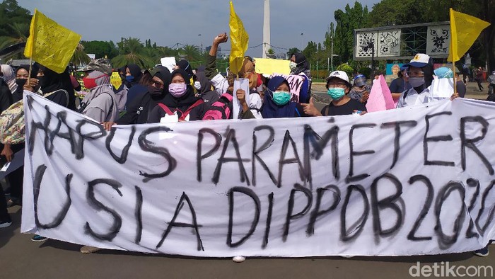 Ortu Murid Gelar Aksi Damai di Taman Pandang.