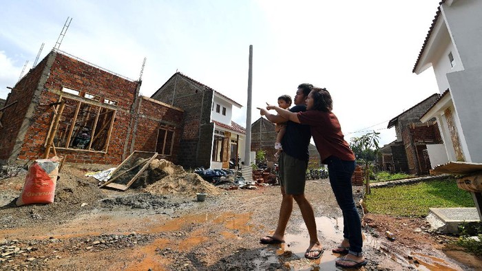 Sebuah keluarga kecil sedang meninjau rumah yang sedang dibangun memakai fasilitas Kredit Pemilikan Rumah (KPR) PT Bank Tabungan Negara (Persero) Tbk., di pinggiran Jakarta, Jumat (3/7). Di era New Normal, Bank BTN tetap memacu penyaluran kredit perumahan untuk membantu pemerintah dalam program Pemulihan Ekonomi Nasional. Adapun, per 31 Mei 2020,  perseroan  sukses merealisaskan KPR FLPP untuk membiayai 46.798 unit atau setara dengan Rp 4,7 triliun.
