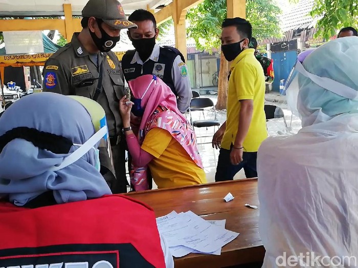 Pedagang Pasar Kebonagung Nangis Saat Dirapid Test