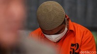Sementara itu, Direktorat Tindak Pidana Siber Bareskrim Polri Brigjen Slamet Uliandi menyebut tersangka juga menyinggung krisis 1998 pada posting-an di media sosial.