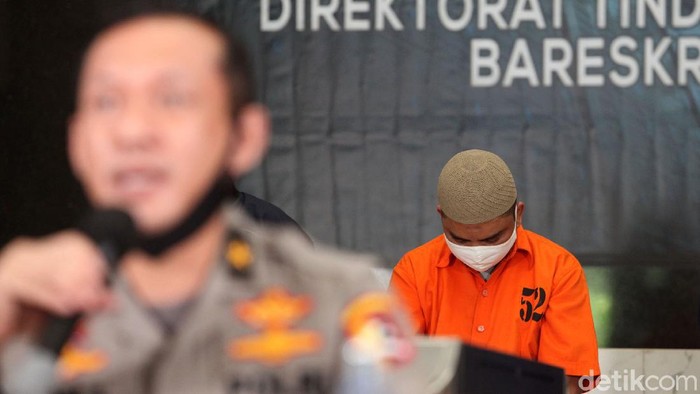 Pelaku Penyebar Hoax Soal Rush Money Diciduk Polisi Polisi tangkap dua orang tersangka penyebar hoax tentang kondisi perbankan di Indonesia. Pelaku memprovokasi masyarakat untuk ramai-ramai menarik uang dari bank