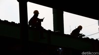 Pekerja tengah mengelas konstruksi proyek jembatan layang integrasi di CSW, Jakarta, Jumat (03/07/2020).