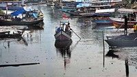 Mereka mengeluhkan sulitnya proses bongkar muat dan keluar masuk pelabuhan akibat pendangkalan.