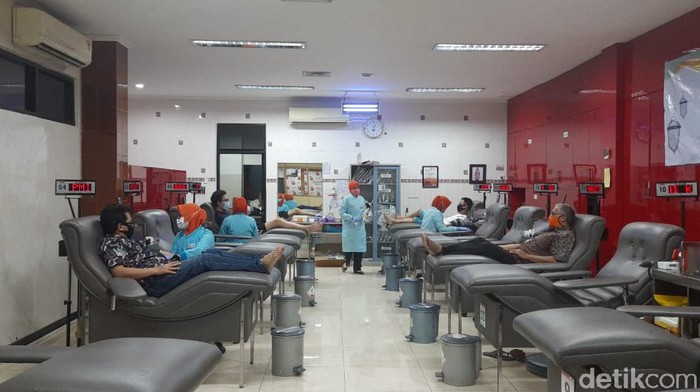 Pendonor di PMI Surabaya