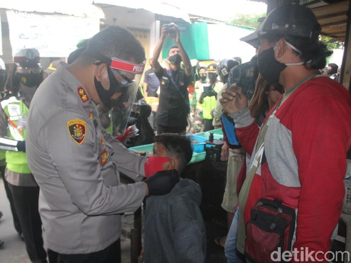Polisi Blitar Bagikan Ribuan Masker ke  Pasar