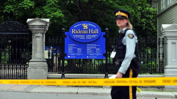 A Canadian police officer walks by Rideau Hall near the grounds of the Ottawa estate that is home to Prime Minister Justin Trudeau and the countrys governor general on July 2, 2020 in Ottawa, Ontario. - Canadian police on Thursday arrested an armed man who entered the grounds of an Ottawa estate that is home to Prime Minister Justin Trudeau and the countrys governor general. The suspect, who was not identified pending formal charges, managed to gain access to the property at Rideau Hall at about 6:40 am (1040 GMT).  Rideau Hall is the official residence of Governor General Julie Payette. Trudeau and his family live on the property at Rideau Cottage. (Photo by Mohamed KADRI / AFP)