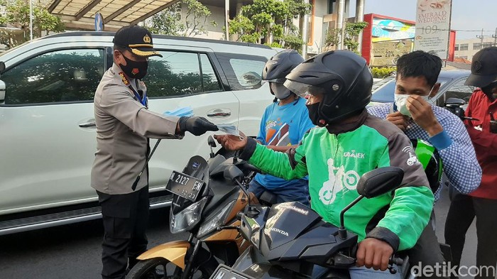 polresta malang bagi-bagi masker