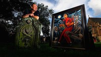 Michael Jackson adalah seorang penyanyi dan penulis lagu dari Amerika Serikat. Ia terkenal sebagai the King of Pop dan memopulerkan gerakan dansa Moonwalk yang telah menjadi ciri khasnya.