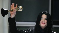 ingga 11 tahun berlalu, gonjang-ganjing kematian Michael Jackson masih menjadi topik yang hangat diperbincangkan. Banyak pula teori konspirasi yang muncul untuk memecahkan misteri kematian salah satu musisi tersukses ini.