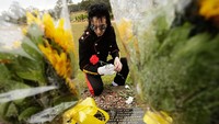 Masih banyak penggemarnya yang menirukan gaya busana Michael Jackson.