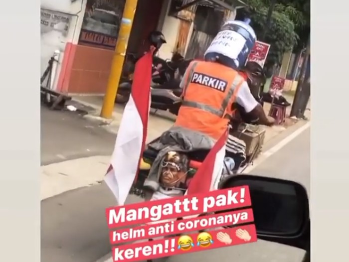 Pria pakai helm anti corona dari galon air
