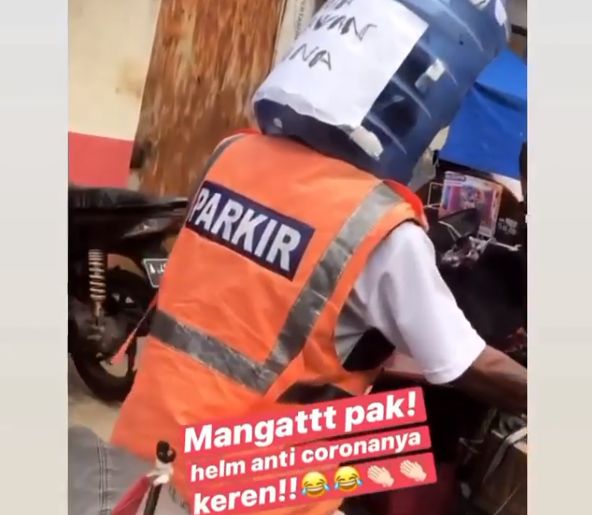Pria pakai helm 'anti corona' dari galon air