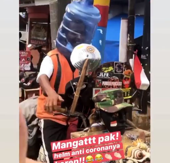 Pria pakai helm 'anti corona' dari galon air