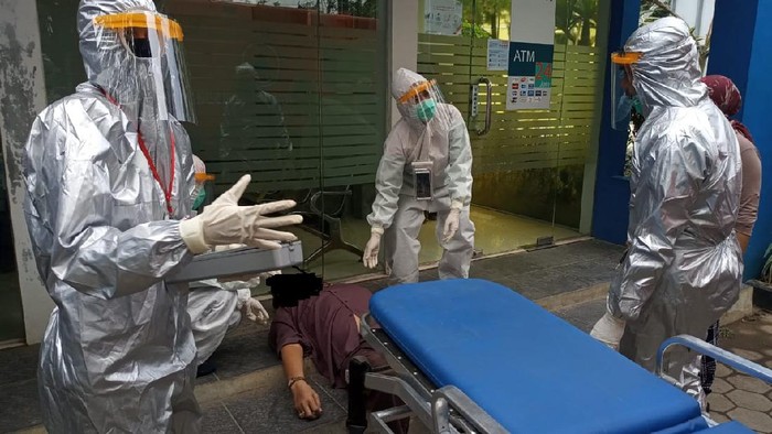 Proses evakuasi pria meninggal mendadak di Kudus