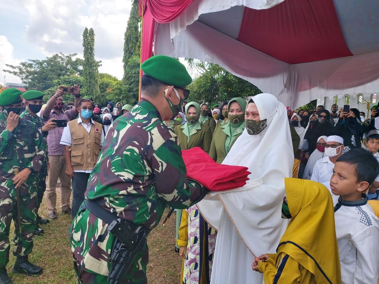 Prosesi pemakaman Pelda (Anumerta) Rama Wahyudi yang gugur di Kongo (Chaidir-detikcom)