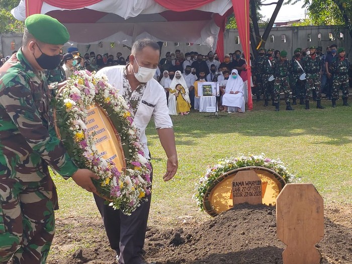 Prosesi pemakaman Pelda (Anumerta) Rama Wahyudi yang gugur di Kongo (Chaidir-detikcom)