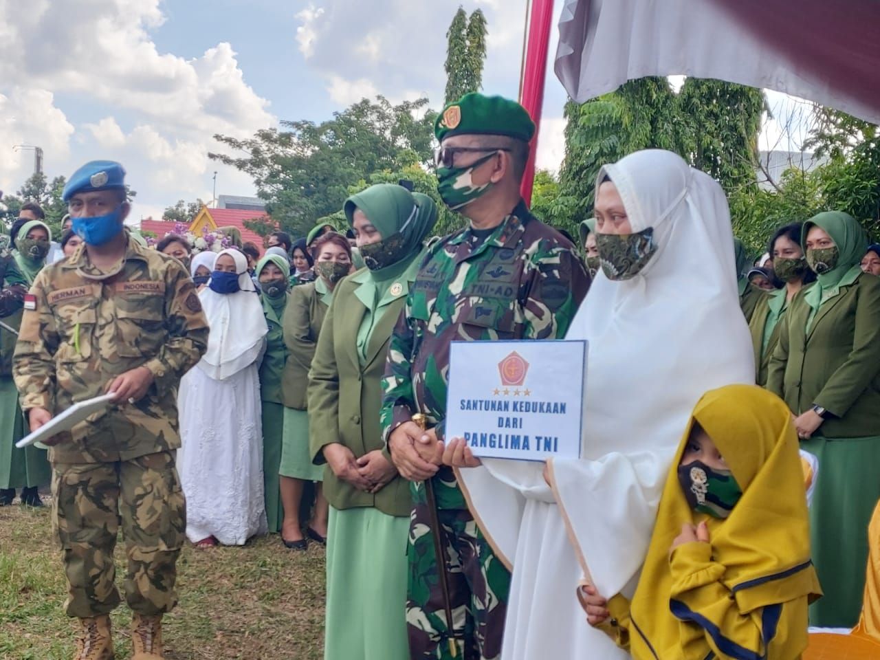 Prosesi pemakaman Pelda (Anumerta) Rama Wahyudi yang gugur di Kongo (Chaidir-detikcom)