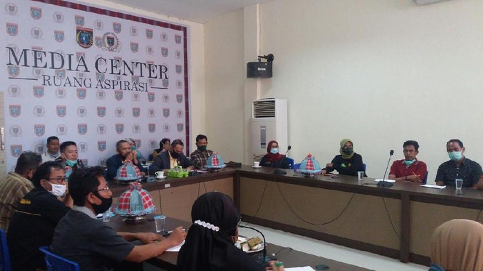 Puluhan Orang Tua Murid Sambangi Kantor DPRD Polman Terkait PPDB