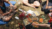 Begini momen Rara saat asyik piknik bersama rekannya. Mereka menikmati makanan sehat, ada rebusan sayur, omelet, dan lainnya. Foto: Instagram @rarasekar