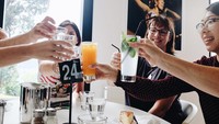Berkumpul bersama teman-temannya, Rara membagikan momen saat dirinya menikmati minuman segar di restoran. Ia memesan jus jeruk saat itu. Foto: Instagram @rarasekar