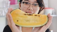 Mojang Bandung ini terlihat menyukai makanan sehat, terbukti dari hobi berkebunnya. Ia juga menyukai buah-buahan. Lihat nih momennya saat menikmati semangka kuning yang segar. Foto: Instagram @rarasekar