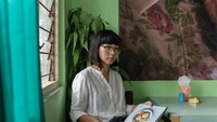 Rara Sekar juga dikenal sebagai seorang musisi yang pernah tergabung di dalam grup band bernama Neira. Tak hanya berkebun, Rara juga senang kulineran. Ini momennya di salah satu warung makan. Foto: Instagram @rarasekar