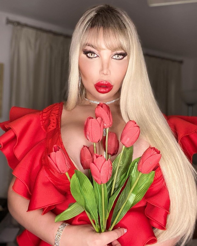 Nama Rodrigo Alves kembali jadi sensasi setelah mengumumkan bahwa dia kini menjadi transgender. Sebelumnya, Rodrigo kerap membuat kontroversi karena tergila-gila dengan operasi plastik.  Foto: dok. Instagram