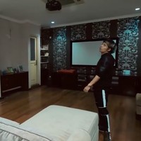 Naik ke lantai dua, Laudya mengajak Atta untuk melihat sebuah ruang serba guna. Ruangan tersebut, kata Laudya, multifungsi. Bisa jadi tempat karaokean, bisa pula dipakai untuk ruangan rapat timnya. (Foto: YouTube/Atta Halilintar)