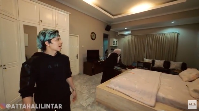 Inilah kamar utama Laudya yang terasa hangat dengan kombinasi muted color seperti coklat pastel dan putih. (Foto: YouTube/Atta Halilintar)