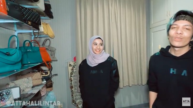Kamar tersebut juga dilengkapi sebuah walk-in closet yang menyimpan koleksi baju dan tas mewah milik Laudya. (Foto: YouTube/Atta Halilintar)
